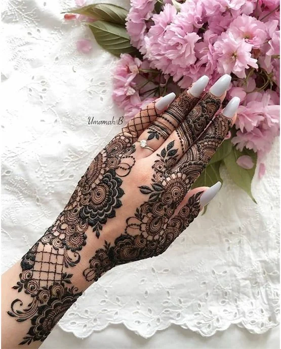 Ribbon And Lace Gorgeous Back Hand Mehndi Design Arrangement